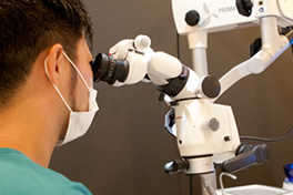 マイクロスコープを使い正確な診断・治療を