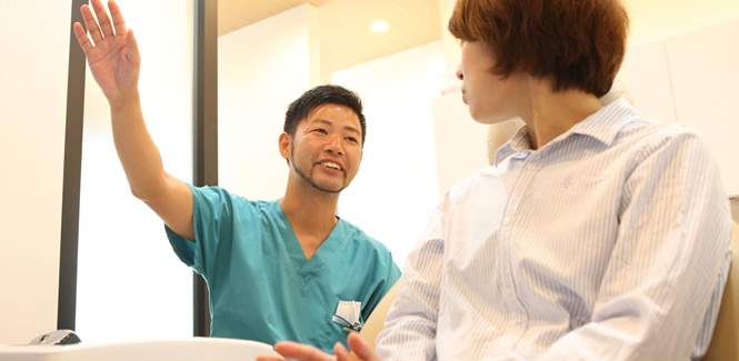 口腔内カメラで撮影しモニターや説明用の模型などを使用